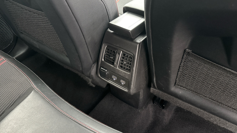 Renault Captur 1.3 Mild hybrid 140 R.S. Line 5dr Petrol Hatchback